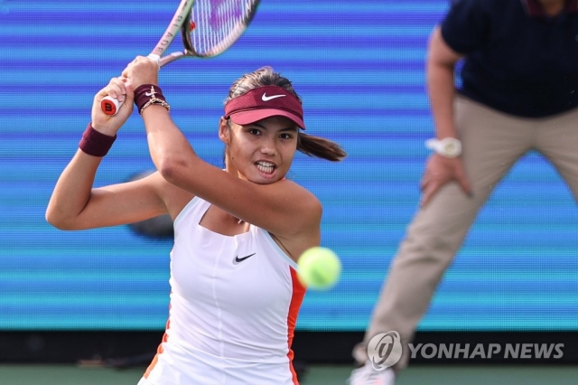 Emma Raducanu of Britain celebrates a point against Yanina Wickmayer during their women's singles round of 16 match at the WTA Hana Bank Korea Open at Olympic Park Tennis Center in Seoul on Sept. 22, 2022. (Yonhap)