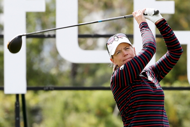 Annika Sorenstam of Sweden tees off on the first hole at Bears Best Cheongna Golf Club in Incheon, just west of Seoul, to start the Seri Pak World Match charity golf event on Monday. (Yonhap)