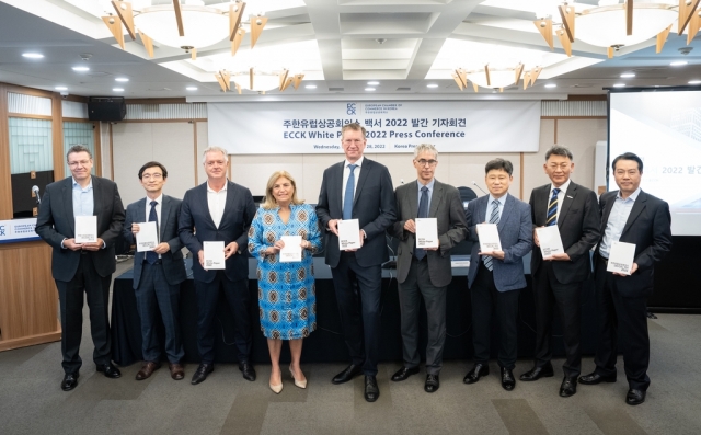 European Chamber of Commerce in Korea (ECCK) Chairperson Dirk Lukat (5th from L), Maria Castillo-Fernandez (4th from L), ambassador of the European Union to the Republic of Korea, and other ECCK representatives hold up the 2022 white paper in their hands as they pose for a photo at a press conference on the annual publication in Seoul on Wednesday. (Yonhap)