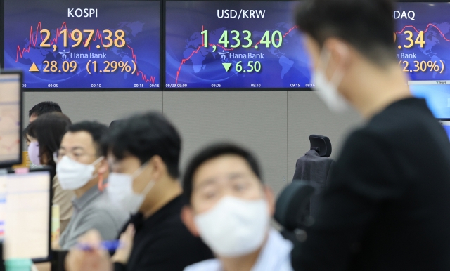 An electronic board showing the Korea Composite Stock Price Index (Kospi) at a dealing room of the Hana Bank headquarters in Seoul on Thursday. (Yonhap)