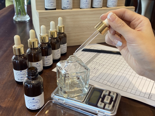 A customer measures a fragrance to design her own perfume at a workshop offered by Salon de Nevaeh, a Korean niche perfume brand, located in Jongno-gu, Seoul. (Salon de Nevaeh)