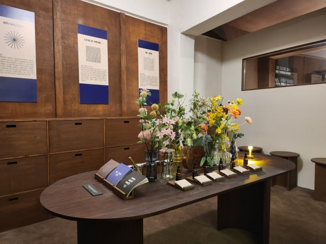 Fragrances and flowers are displayed in the Hippocampus perfume workshop room, in Seongdong-gu, Seoul, Monday. The serene atmosphere provides a private space for customers to concentrate on their senses. (Lee Jung-youn/The Korea Herald)