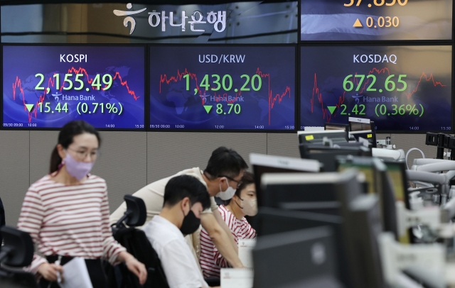 An electronic board showing the Korea Composite Stock Price Index (Kospi) at a dealing room of the Hana Bank headquarters in Seoul on Friday. (Yonhap)