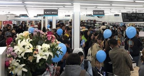 This undated file photo offered by GS25 shows one of its convenience store outlets in Mongolia filled with local customers. (Yonhap)