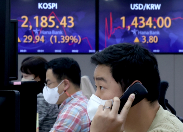 An electronic board showing the Korea Composite Stock Price Index (Kospi) at a dealing room of the Hana Bank headquarters in Seoul on Tuesday. (Yonhap)