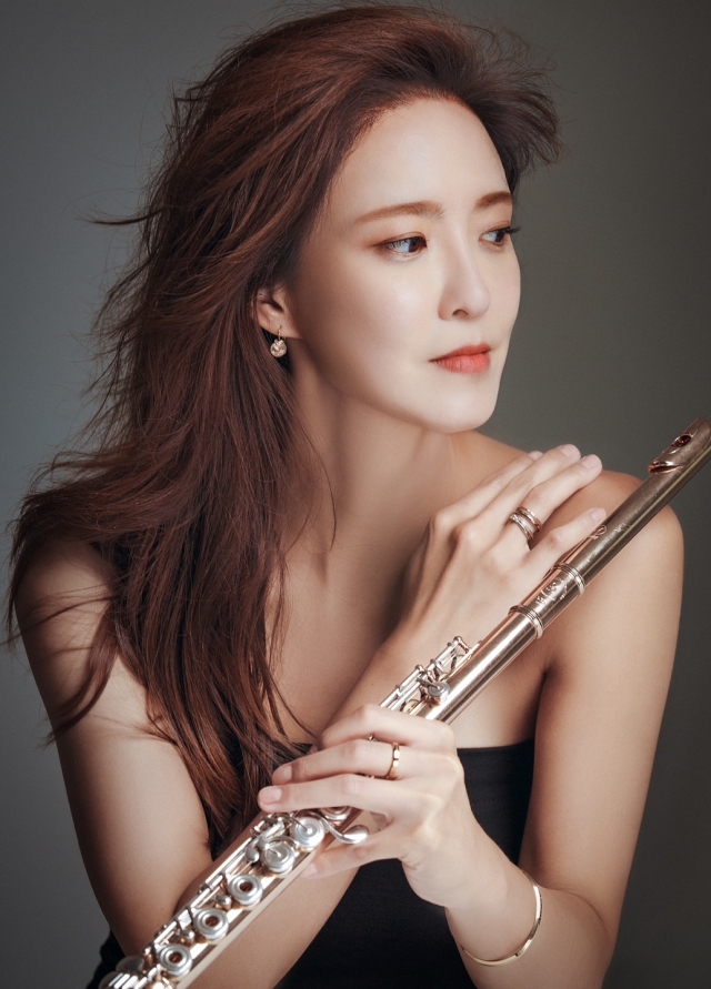 South Korean flutist Choi Na-kyung (Kim Hye-mi)