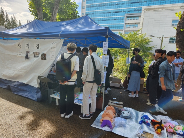 Students play at a dart shooting gallery set up at Seoul National University of Science and Technology’s fall festival. (Choi Jae-hee / The Korea Herald)