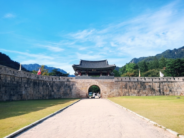 Mungyeongsaejae Pass (Lee Si-jin/The Korea Herald)