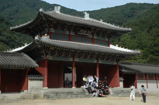 Students pose for photos in front of Geunjeongmun Gate in Mungyeongsaejae Open Set on Sept. 28. (Lee Si-jin/The Korea Herald)