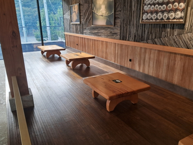 Tables for floor seating on the second floor of Mungyeongsaejae Starbucks (Lee Si-jin/The Korea Herald)