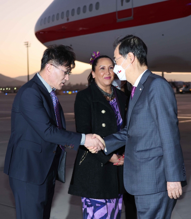 Outbound passengers head to Japan on Tuesday, as the neighboring country eased travel restrictions despite the COVID-19 pandemic. Japan lifted the ban on the number of inbound passengers and resumed visa-free travel for visitors from specific countries, including South Korea, on the day. (Yonhap)