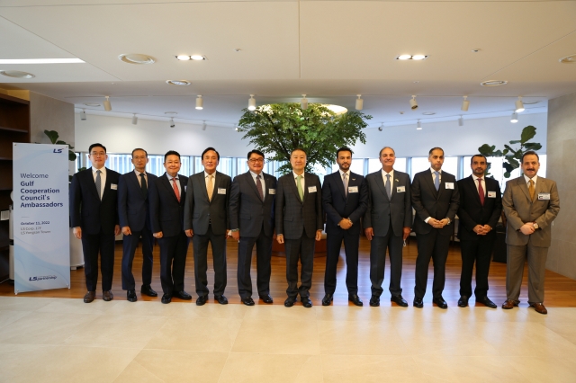 LS Group Chairman Koo Ja-eun (center) and LS Electric Chairman Koo Ja-kyun (fifth from left) pose for a photo with Gulf Cooperation Council members. (From right) The list includes, from right, Ambassador of Kuwait to Korea Deyab Farhan Al Rashidi, Ambassador of the Sultanate of Oman to Korea Zakariya Hamed Hilal Al Saadi, Ambassador of Qatar to Korea Khalid Ibrahim Al-Hamar, Ambassador of Saudi Arabia to Korea Sami M. Alsadhan and Ambassador of the United Arab Emirates to Korea Abdulla Saif Al-Nuaimi. (LS Group)