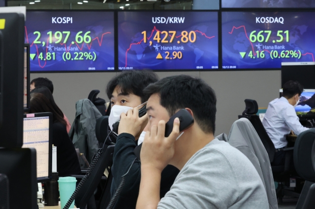 An electronic board showing the Korea Composite Stock Price Index at a dealing room of the Hana Bank headquarters in Seoul on Thursday. (Yonhap)