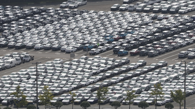 This file photo, taken Sept. 16, 2022, shows cars waiting to be shipped at Hyundai Motor Co.'s factory in the southeastern city of Ulsan. (Yonhap)