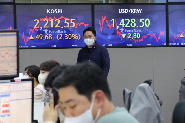 An electronic board showing the Korea Composite Stock Price Index (Kospi) at a dealing room of the Hana Bank headquarters in Seoul on Friday. (Yonhap)