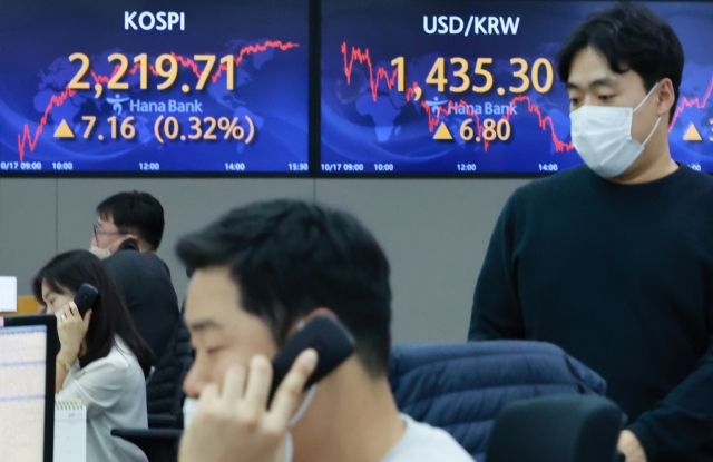 An electronic board showing the Korea Composite Stock Price Index (Kospi) at a dealing room of the Hana Bank headquarters in Seoul on Monday. (Yonhap)