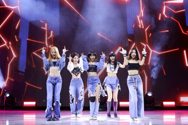 Rookie girl group Le Sserafim performs during a press showcase event for its second EP, “Antifragile,” held at Yonsei University's Centennial Hall in western Seoul, Monday. (Source Music)