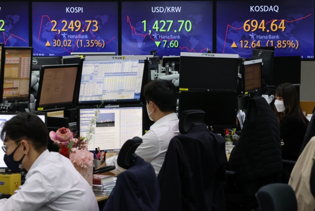 An electronic board showing the Korea Composite Stock Price Index (Kospi) at a dealing room of the Hana Bank headquarters in Seoul on Tuesday. (Yonhap)