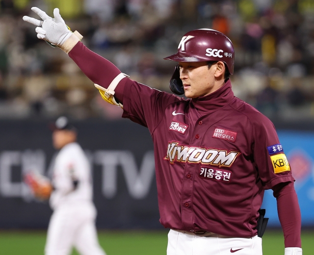 Kim Jun-wan of the Kiwoom Heroes celebrates his two-run single against the KT Wiz during the top of the fourth inning of Game 3 of the first round in the Korea Baseball Organization postseason at KT Wiz Park in Suwon, 35 kilometers south of Seoul, on Wednesday (Yonhap)