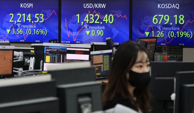 An electronic board showing the Korea Composite Stock Price Index (Kospi) at a dealing room of the Hana Bank headquarters in Seoul on Friday. (Yonhap)