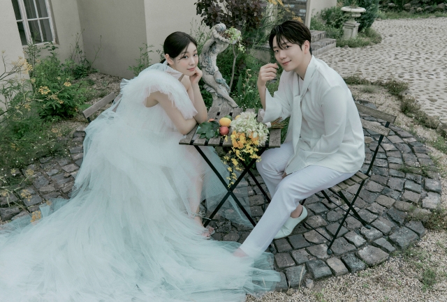 South Korean Olympic figure skating champion Kim Yu-na pose with her groom, Ko Woo-rim. (Yonhap)