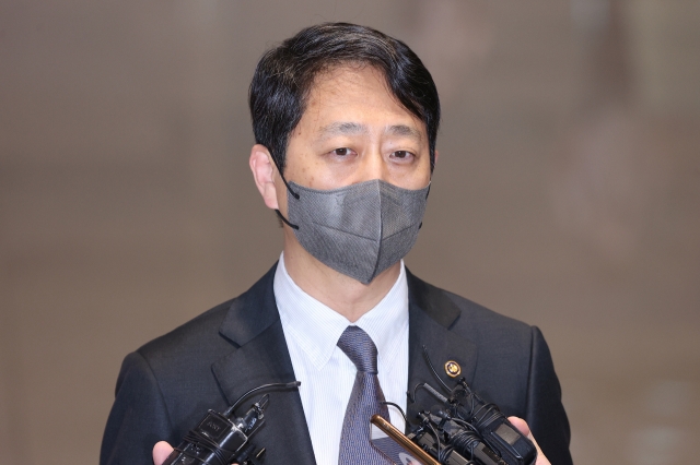 This file photo taken on Sept. 5, 2022, shows Trade Minister Ahn Duk-geun speaking to reporters at Incheon International Airport. (Yonhap)