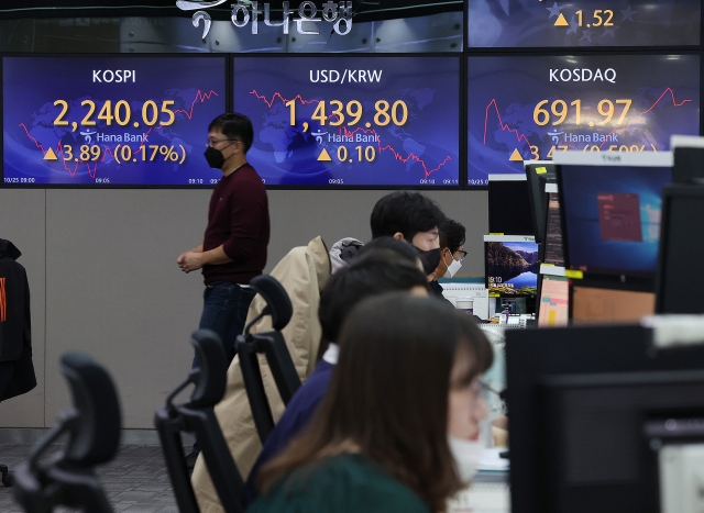 An electronic board showing the Korea Composite Stock Price Index (Kospi) at a dealing room of the Hana Bank headquarters in Seoul on Tuesday. (Yonhap)