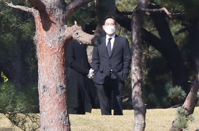 Samsung Electronics Vice Chairman Lee Jae-yong is seen attending late chairman Lee Kun-hee's second remembrance day on Tuesday in Suwon, Gyeonggi Province. (Yonhap)