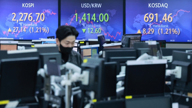 An electronic board showing the Korea Composite Stock Price Index (Kospi) at a dealing room of the Hana Bank headquarters in Seoul on Thursday. (Yonhap)