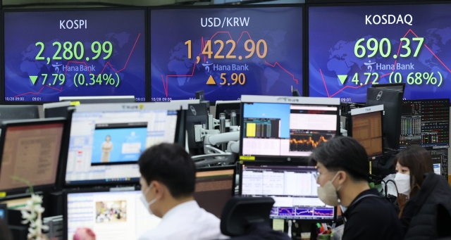 An electronic board showing the Korea Composite Stock Price Index (Kospi) at a dealing room of the Hana Bank headquarters in Seoul on Friday. (Yonhap)