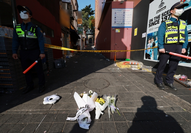 Flowers are laid on the site of a deadly stampede in Seoul's Itaewon district on Sunday. (Yonhap)