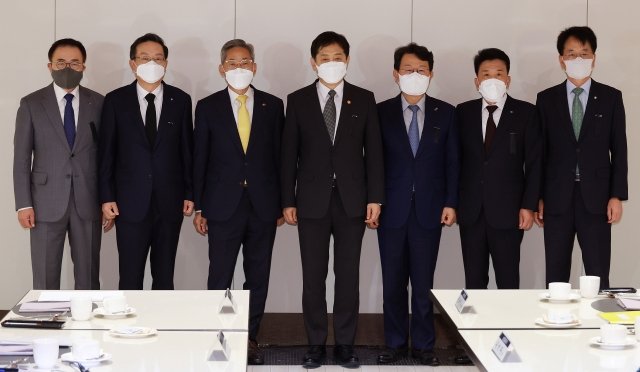 Chairman Kim Joo-hyun of the Financial Services Commission (center) holds a meeting with the leaders of South Korea’s five banking giants in Seoul on Tuesday. (FSC)