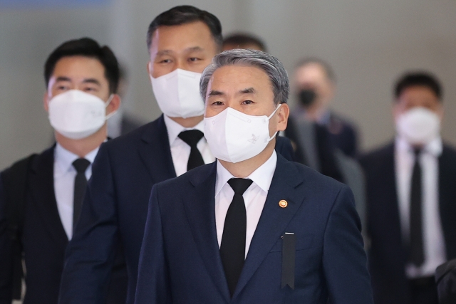 This photo, taken on Tuesday, shows Defense Minister Lee Jong-sup (center) preparing to depart for the United States at Incheon International Airport, west of Seoul. (Yonhap)