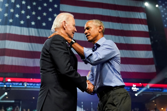 US President Joe Biden (left) and former President Barack Obama attend a campaign event for Democratic US senatorial candidate John Fetterman and Democratic nominee for Pennsylvania Gov. Josh Shapiro in Philadelphia, Saturday. (Reuters-Yonhap)