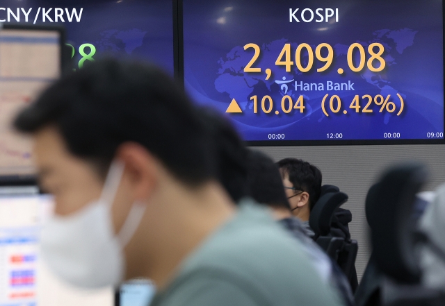 An electronic board showing the Korea Composite Stock Price Index at a dealing room of the Hana Bank headquarters in Seoul on Wednesday. (Yonhap)