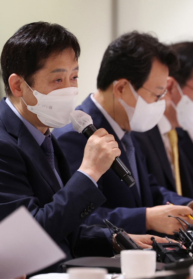 Financial Services Commission Chairman Kim Joo-hyeon (left) speaks during a meeting with the heads of commercial banks at the Hall of Banks in Seoul on Wednesday. (Yonhap)