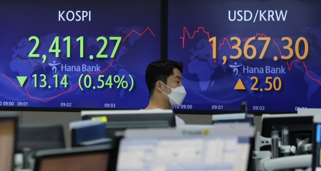 An electronic board showing the Korea Composite Stock Price Index at a dealing room of the Hana Bank headquarters in Seoul on Thursday. (Yonhap)