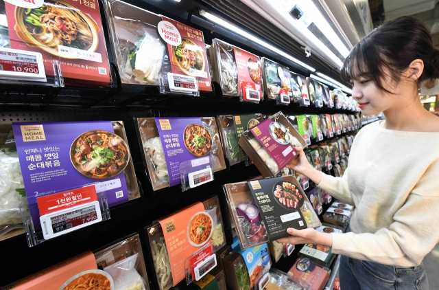 A customer looks at Homeplus' new home meal replacement private brand at a Homeplus store in Gangseo-gu, Seoul. (Homeplus)