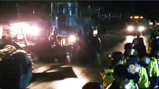 Construction equipment is delivered to a THAAD base in Seongju, 220 kilometers south of Seoul, in this photo taken on Sept, 4, 2022, and provided by a civic group opposing the installation of the US anti-missile defense system. (Yonhap)