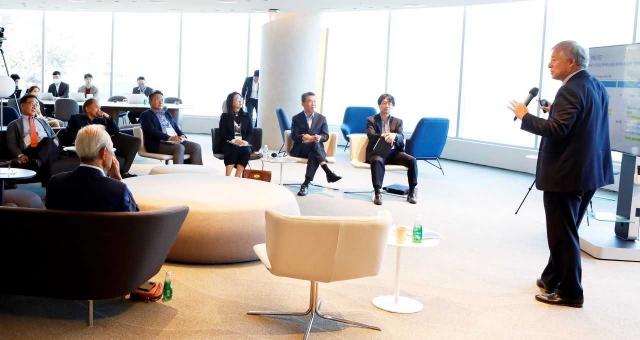 SK Inc. board chairman Yeom Jae-ho (right) talks during a recent gathering of board directors of SK companies at a Seoul hotel on Oct. 31. (SK Group)