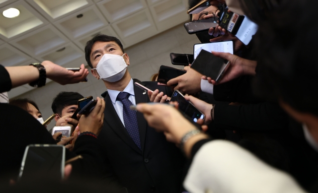 Gov. Lee Bok-hyun of the Financial Supervisory Service speaks to reporters after a meeting with the local banking giants in Seoul on Monday. (Yonhap)