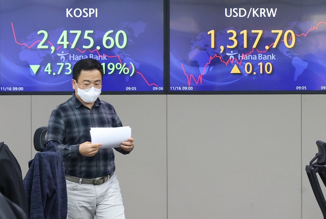 An electronic board showing the Korea Composite Stock Price Index at a dealing room of the Hana Bank headquarters in Seoul on Wednesday. (Yonhap)