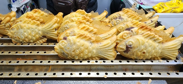 Bungeoppang are lined up at a street vendor in Sinchon, Tuesday. (Hwang Dong-hee/The Korea Herald)