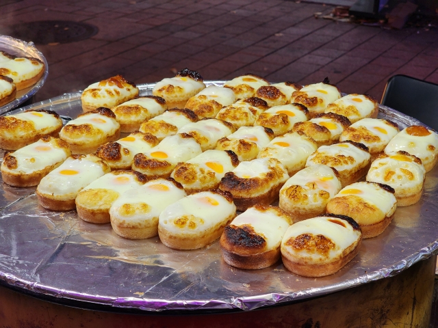 Egg bread is available at a vendor in Myeong-dong, Sunday. (Hwang Dong-hee/The Korea Herald)