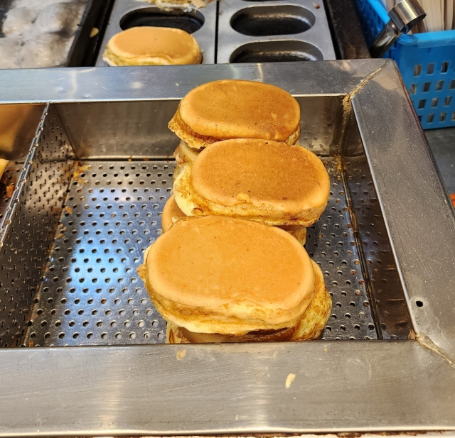 Egg bread is available at a vendor in Sinchon, Tuesday. (Hwang Dong-hee/The Korea Herald)