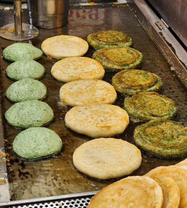 Hotteok at a street vendor at Gwangjang Market in Jongno, central Seoul, Tuesday. (Hwang Dong-hee/The Korea Herald)