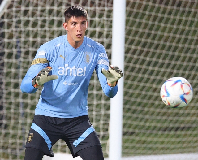 Uruguay goalkeeper Sergio Rochet trains for the FIFA World Cup at Al Erssal Training Site in Doha last Saturday. (Yonhap)