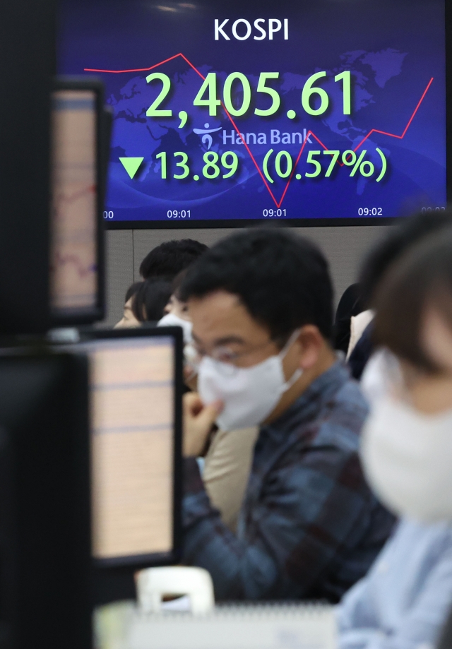 An electronic board showing the Korea Composite Stock Price Index at a dealing room of the Hana Bank headquarters in Seoul on Tuesday. (Yonhap)