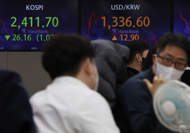 An electronic board showing the Korea Composite Stock Price Index at a dealing room of the Hana Bank headquarters in Seoul on Monday. (Yonhap)