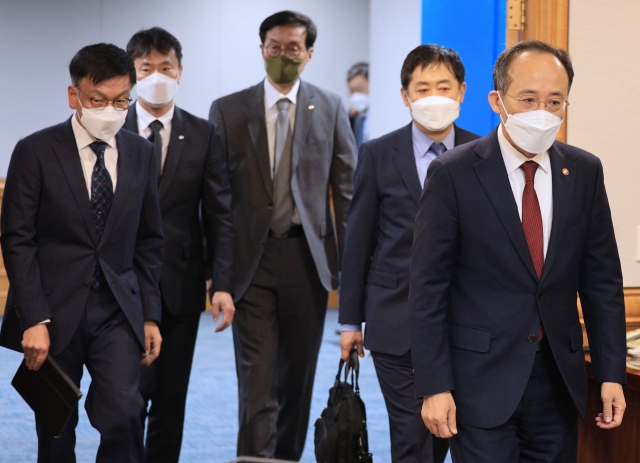 This file photo shows (from left to right) senior Presidential Secretary for Economic Affairs Choi Sang-mok, Financial Supervisory Service chief Lee Bok-hyun, Bank of Korea Gov. Rhee Chang-yong, Financial Services Commission head Kim Joo-hyeon and Finance Minister Choo Kyung-ho attending an emergency meeting on macroeconomic and financial affairs at the Hall of Banks in Seoul on Monday. (Yonhap)